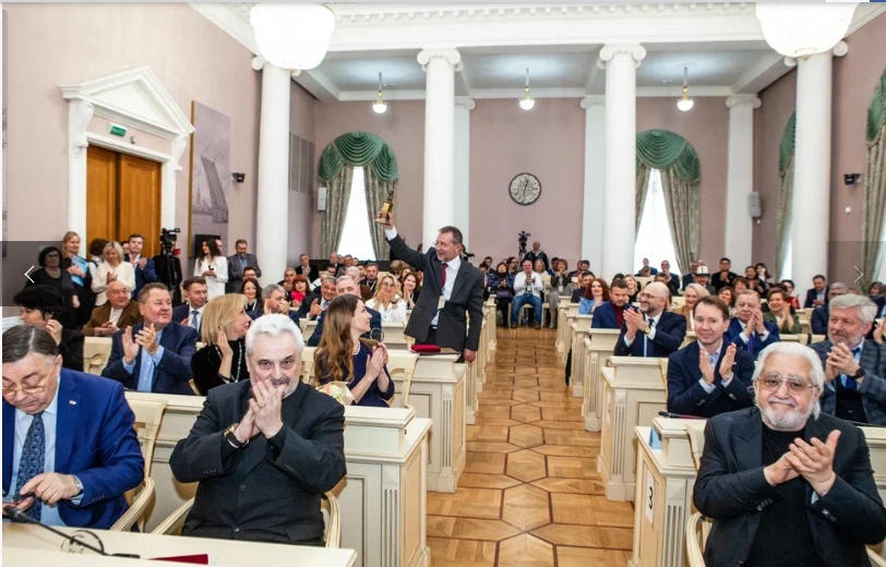 Фото: culture.gov.ru###https://culture.gov.ru/press/news/v_sankt_peterburge_nagradili_laureatov_pervoy_mezhdunarodnoy_premii_imeni_k_yu_lavrova/