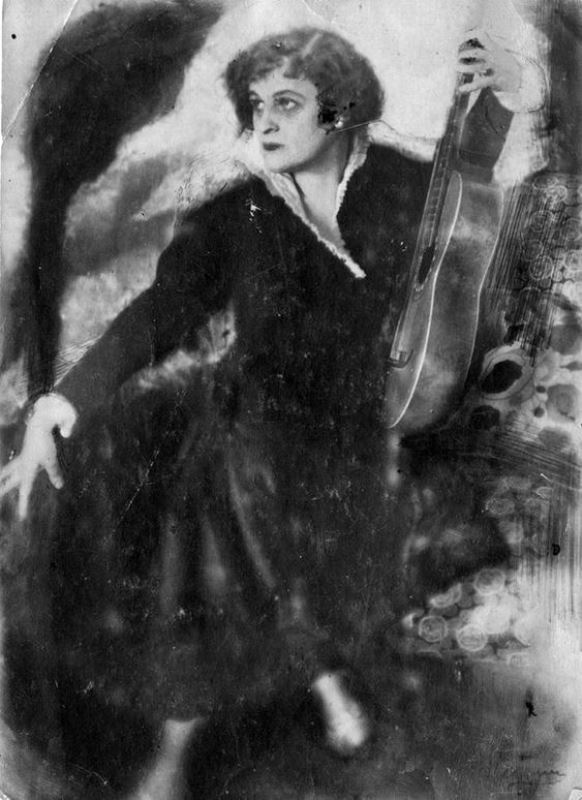 Тэффи с гитарой, 1915. Фото: Pinterest###https://www.pinterest.ru/pin/613756255451428701/