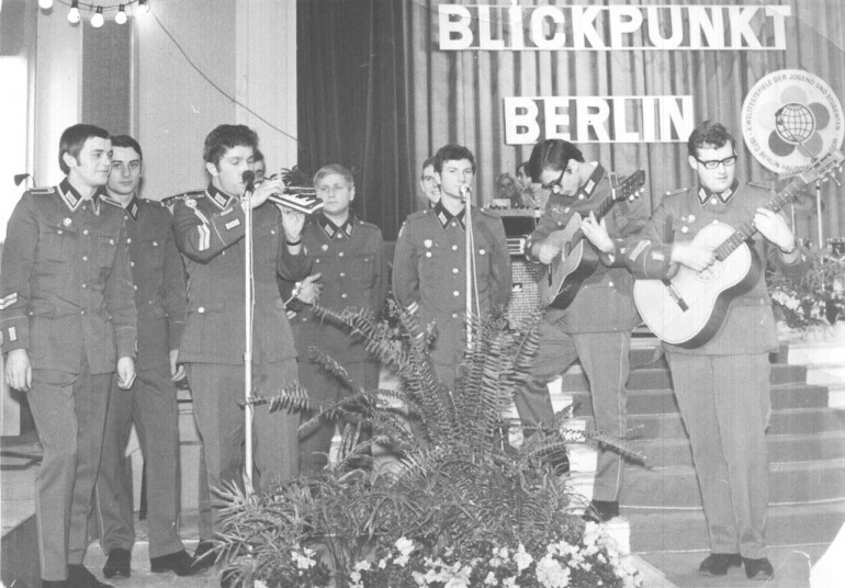 Участники Германо-советского ансамбля «Братья по классу – братья по оружию», 1973 г. (Петер Блехшмидт четвёртый слева)