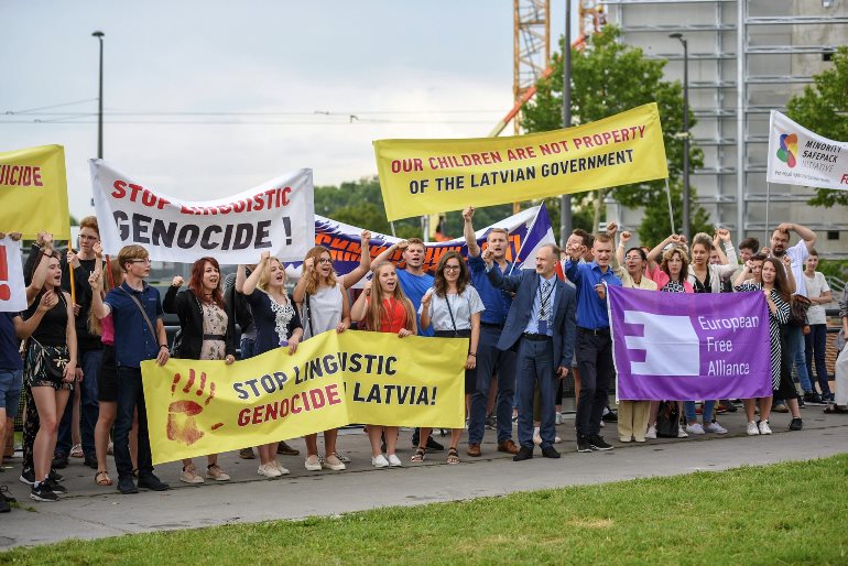 Митинг в защиту образования на русском языке в Латвии