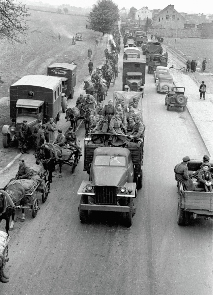 Передвижение советских войск по шоссе на берлинском направлении, апрель 1945 г. На переднем плане грузовик американского производства Studebaker US6, слева советские грузовики: ЗИС-5 и ГАЗ-АА. Источник фото: visualrian.ru