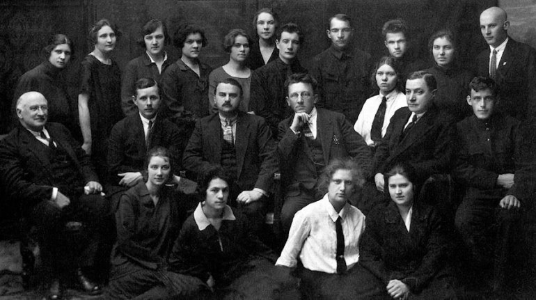 В. Н. Сорока-Росинский (четвёртый слева в среднем ряду) с коллегами. Фото: kommunarstvo.ru