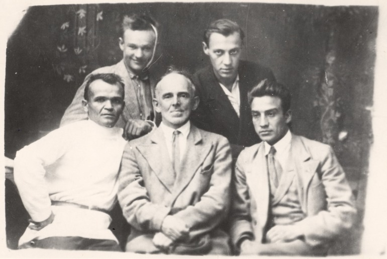 О. Мандельштам в группе с отдыхающими из тамбовского санатория (1935 г.). Фото: https://mandelstam.hse.ru/ 