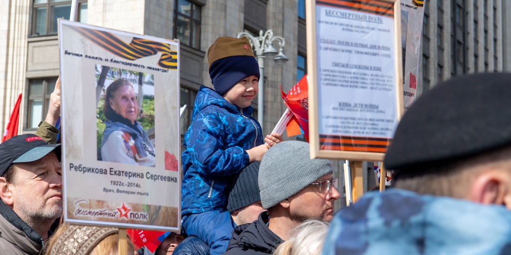 Жители чешского города Ческе-Будеёвице вышли на мирный марш к Дню Победы
