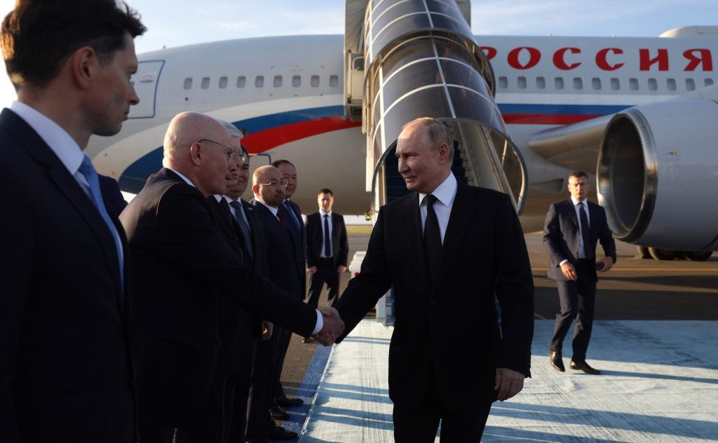 Президент РФ прибыл в Астану для участия в саммите ШОС