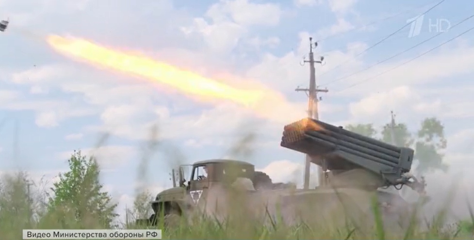 Фото: стоп-кадр / 1tv.ru###https://www.1tv.ru/news/2023-05-11/452815-rossiyskie_voennye_v_zone_svo_s_zemli_i_vozduha_atakuyut_pozitsii_natsionalistov