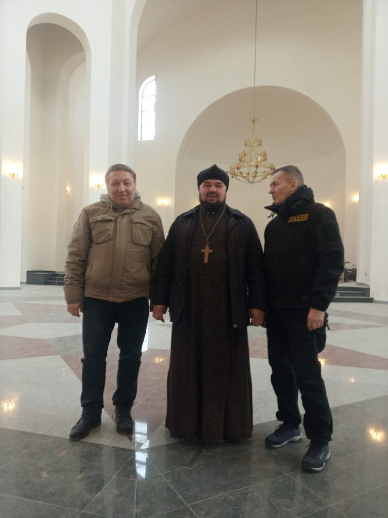 Настоятель Богоявленского храма в Энергодаре Василий Брода - в центре, Васо Капанадзе - слева, справа - журналист из Чехии Роман Блашко