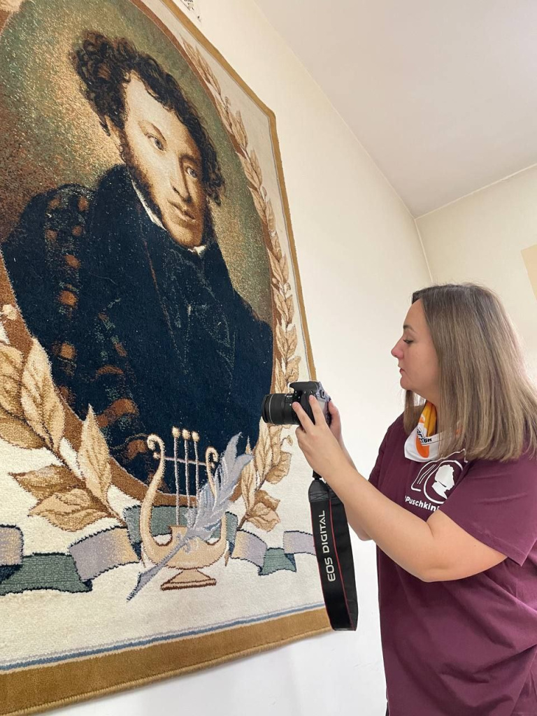 ФОТО У ПУШКИНА.jpg