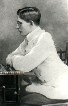 Алехин в белом парадном мундире Училища правоведения выступает на турнире в Стокгольме, 1912 г. Фото: chesspro.ru