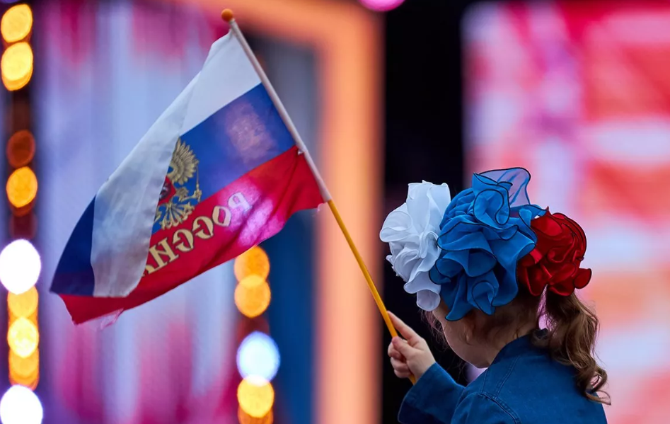 Russian celebrate. Флаг России. Флажки ко Дню России. Фотосессия ко Дню России. Праздничные флаги.