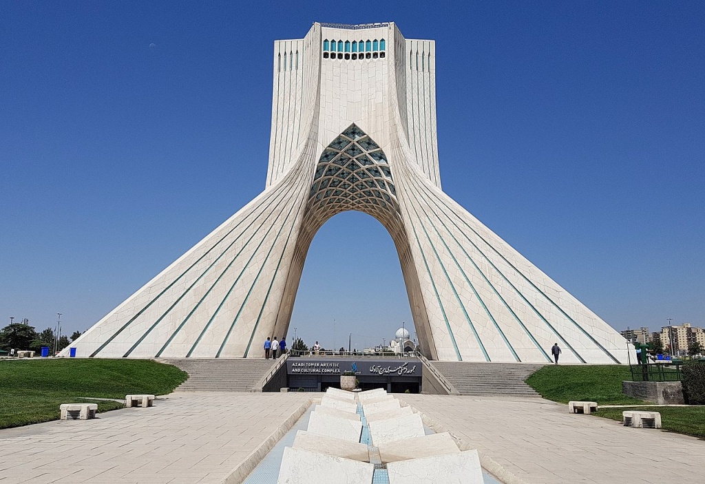 Башня Азади, обозначающая западный въезд в Тегеран. Иран. Фото: Blondinrikard Fr&#246;berg / commons.wikimedia.org (CC BY 2.0)###https://commons.wikimedia.org/wiki/File:Azadi_Tower_(29358497718)_(cropped).jpg