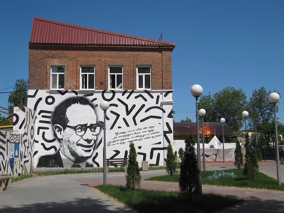 Сквер Швамбрания (г. Энгельс). Фото: wikipedia.org###https://ru.wikipedia.org/wiki/%D0%9A%D0%B0%D1%81%D1%81%D0%B8%D0%BB%D1%8C,_%D0%9B%D0%B5%D0%B2_%D0%90%...