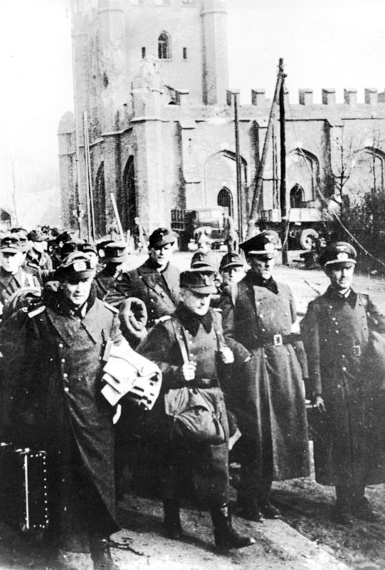 Пленные немецкие солдаты и офицеры у Королевских ворот Кёнигсберга. 12 апреля 1945 года. Фото: wikipedia.org###https://ru.wikipedia.org/wiki/%D0%9A%D1%91%D0%BD%D0%B8%D0%B3%D1%81%D0%B1%D0%B5%D1%80%D0%B3%D1%81%D0%BA%D0%B0%D1%8F_%D0%BE%D0%BF%D0%B5%D1%80%D0%B0%D1%86%D0%B8%D1%8F