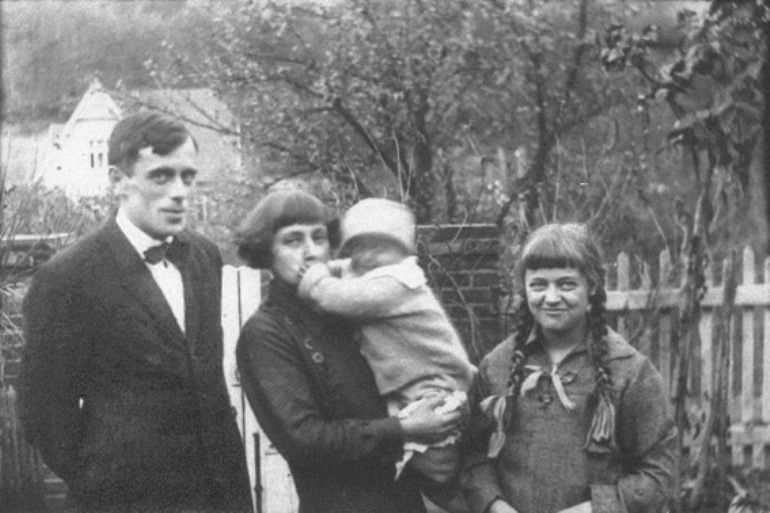 Сергей Эфрон, Марина Цветаева с сыном Георгием и дочерью Ариадной