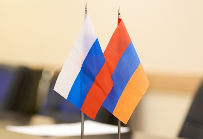 Фото: пресс-служба Минпросвещения России / edu.gov.ru / фрагмент (CC BY 4.0)###https://edu.gov.ru/press/1314/rossiya-i-armeniya-obsudili-perspektivy-izucheniya-rodnyh-yazykov-i-razvitiya-shahmatnogo-obrazovaniya