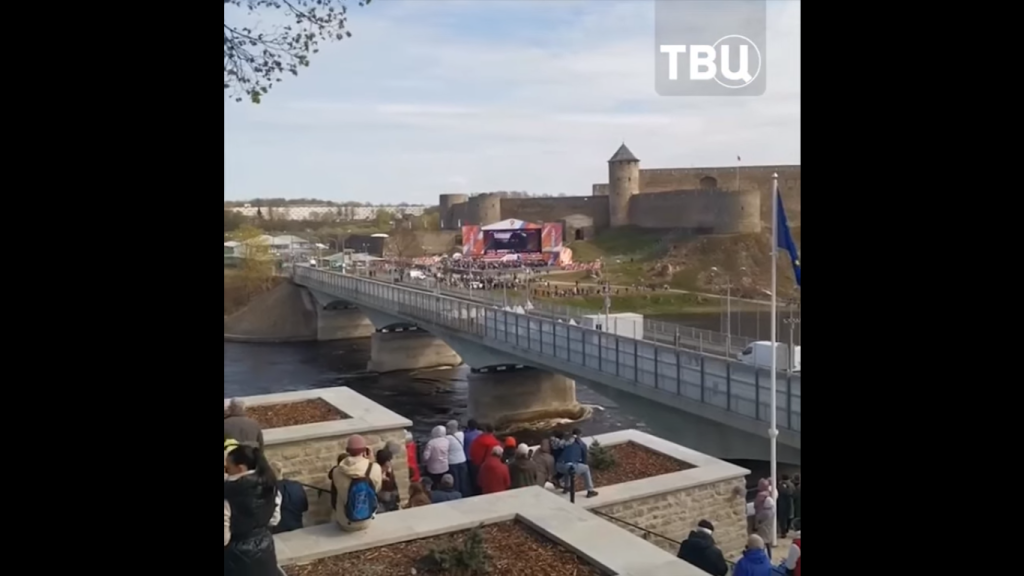В Нарве около двух тысяч человек пришли смотреть концерт в Ивангороде через реку