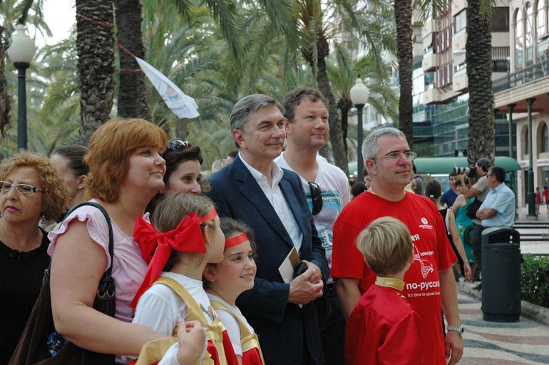 Российский посол в Испании Ю. Корчагин (в центре) стал гостем праздника в Аликанте