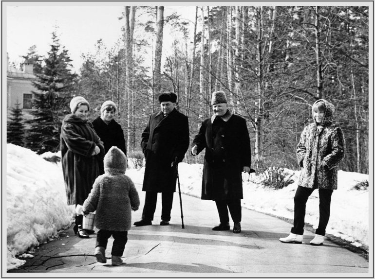 И. С. Конев с семьёй на даче в Подмосковье, 60-е годы. Фото: http://commanders.mil.ru/peaceful_moments/