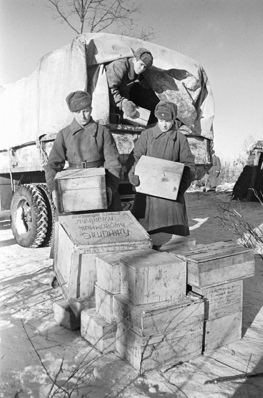 Бойцы разбирают прибывшие на фронт подарки. 1943 г. Фото: РИА «Новости»