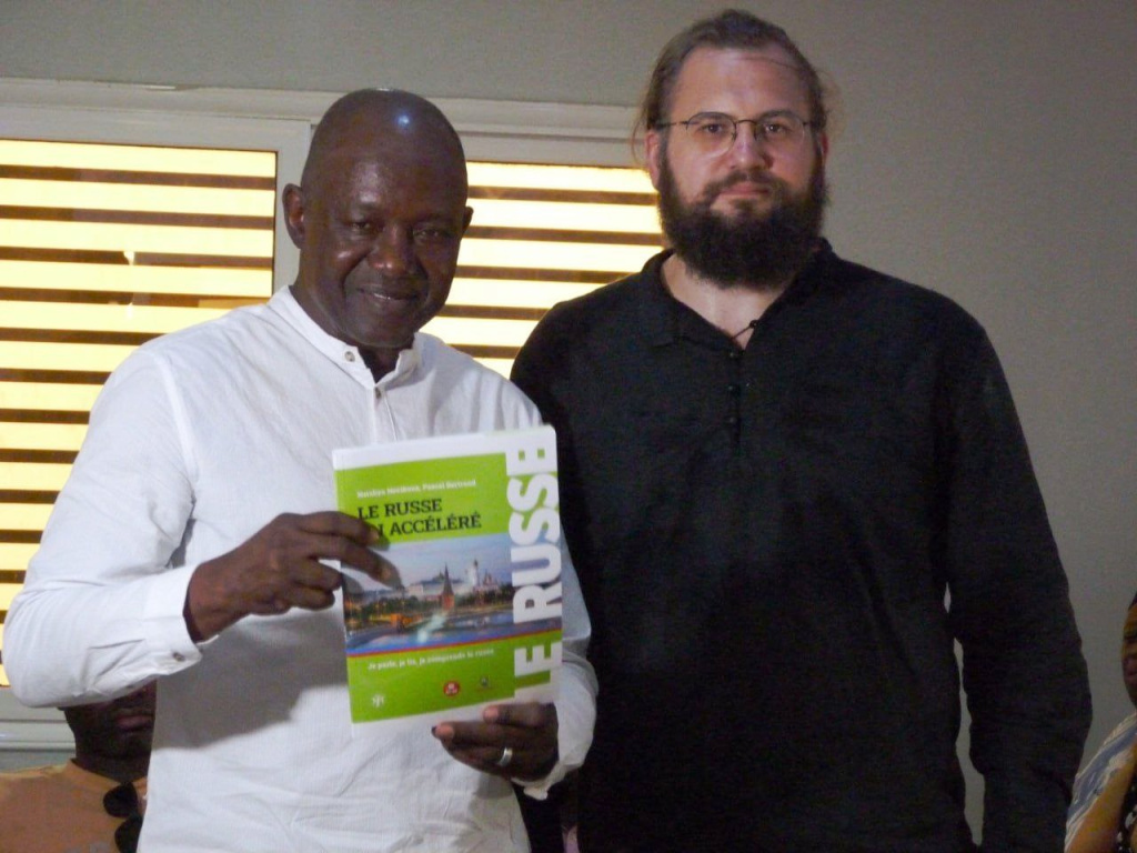 Артём Давыдов (справа) на презентации учебника в Русском доме в Бамако