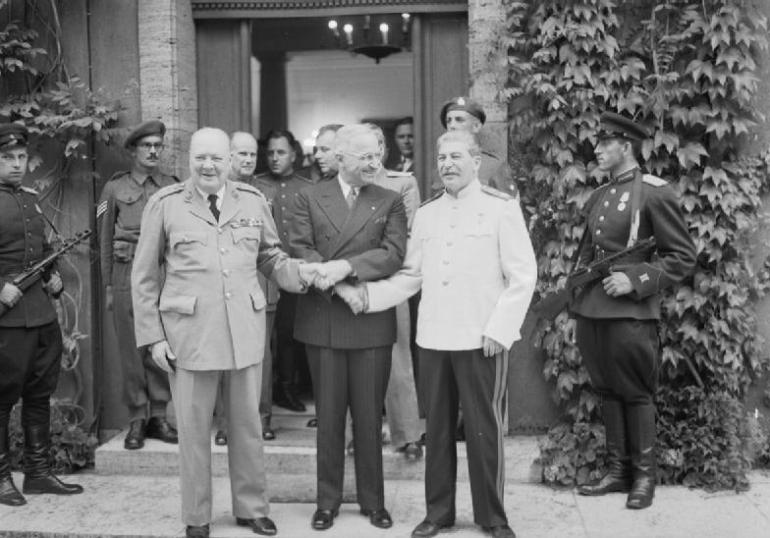 Черчилль, Трумэн и Сталин на Потсдамской конференции, 23 июля 1945 г. Фото: ru.wikipedia.org