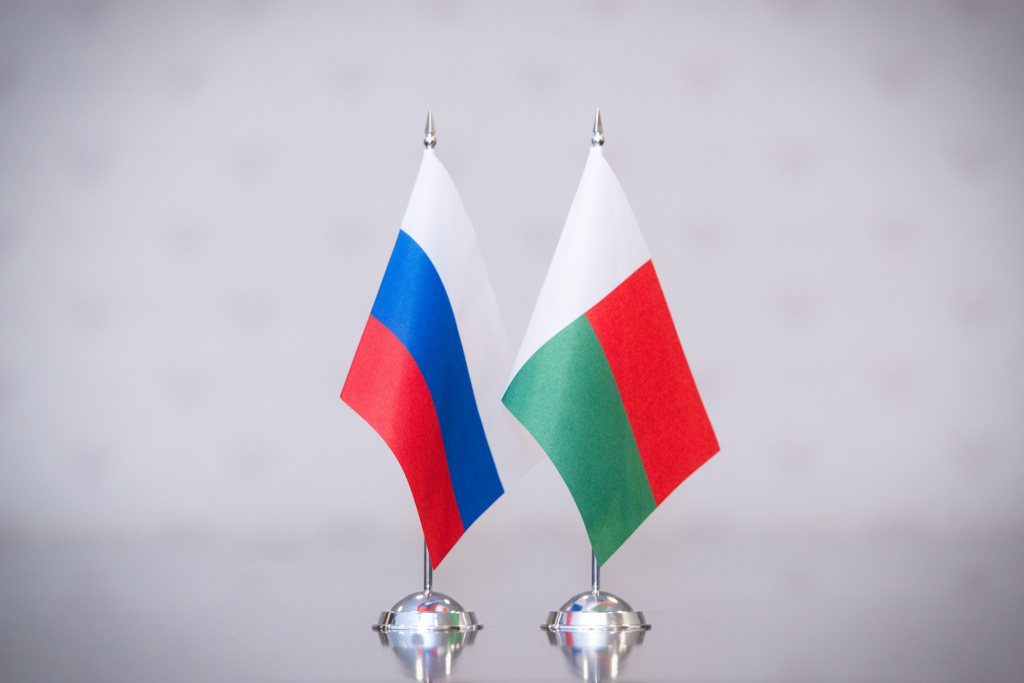 Фото: пресс-служба Минпросвещения России / edu.gov.ru (CC BY 4.0)###https://edu.gov.ru/press/6844/rossiya-i-madagaskar-razvivayut-mezhdunarodnoe-sotrudnichestvo-po-prodvizheniyu-russkogo-yazyka/ Фото: пресс-служба Минпросвещения России / edu.gov.ru (CC BY 4.0)###https://edu.gov.ru/press/6844/rossiya-i-madagaskar-razvivayut-mezhdunarodnoe-sotrudnichestvo-po-prodvizheniyu-russkogo-yazyka/