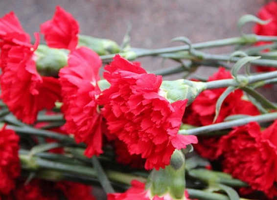 Российские дипломаты впервые за три года смогли возложить цветы на мемориальном кладбище в Варшаве