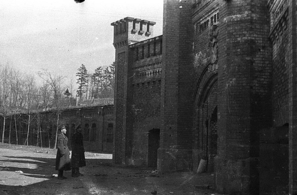 Советские офицеры осматривают один из фортов в занятом Кёнигсберге. Фото: Фотоархив РККА / ВКонтакте###https://vk.com/album-76803965_210510203?ysclid=m98nc8rqn1903112255