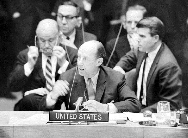 Выступление Эдлая Стивенсона в ООН. Фото: cdn.history.com