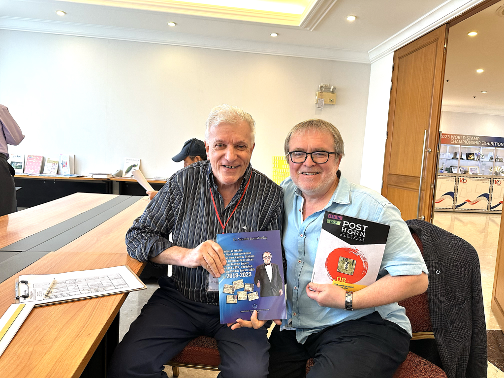Редактор итальянского журнала “Post Horn” Клаудио Манзати (слева) и В. Левандовский на Всемирной филателистической выставке в Бангкоке, 2023 г.