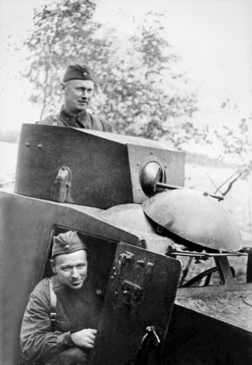 М. А. Шолохов и А. А. Фадеев на передовой. 1941 г. Фото: wikipedia.org###https://en.wikipedia.org/wiki/Mikhail_Sholokhov#/media/File:%D0%9C.%D0%90._%D0%A8%D0%BE%D0%BB%D0%BE%...