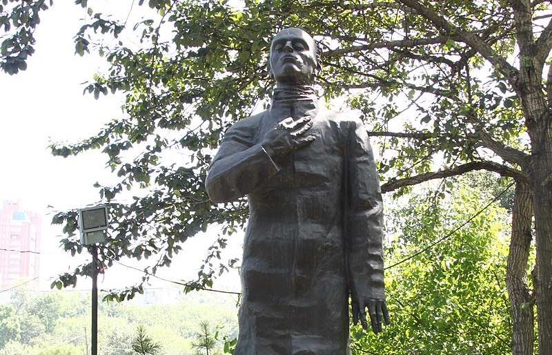 Памятник Осипу Мандельштаму во Владивостоке. Скульптор — Валерий Ненаживин. Фото: Marishka6941 / ru.wikipedia.org / фрагмент (Общественное достояние)###https://ru.wikipedia.org/wiki/Памятник_Мандельштаму_(Владивосток)#/media/Файл:Памятник_Осипу_Мандельштаму_во_Владивостоке.JPG