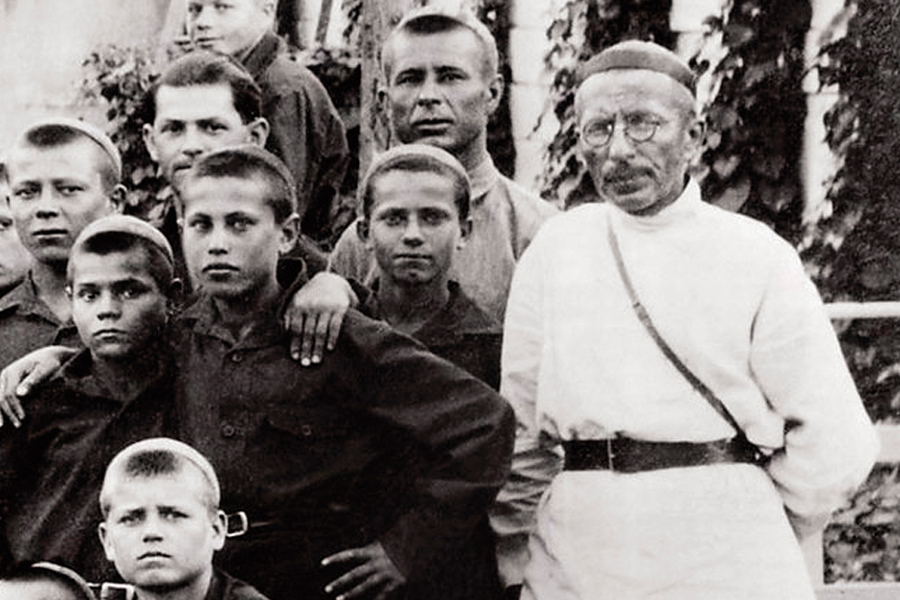 А. М. Макаренко (справа) с воспитанниками. Фото: pokrov.pro