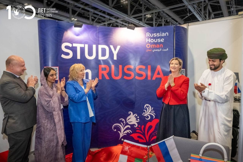 Выставка российского образования в Омане. Анна Попова - вторая справа. Фото: Русский дом / ВКонтакте###https://vk.com/rsgovru