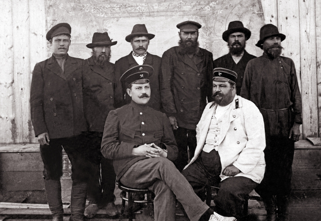 Основатели Кемеровского рудника. В. Н. Мамонтов – в первом ряду слева