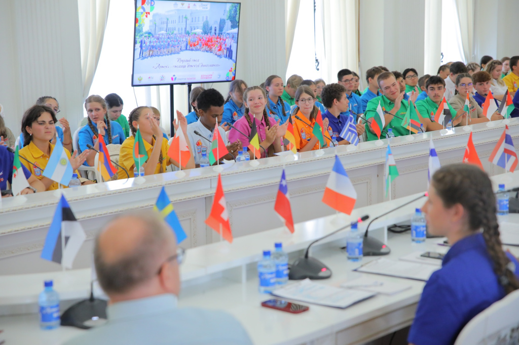 Фото: пресс-служба МДЦ «Артек» / edu.gov.ru (CC BY 4.0)###https://edu.gov.ru/press/10964/v-2025-godu-artek-obedinil-2-550-detey-bolee-chem-iz-80-stran-mira/