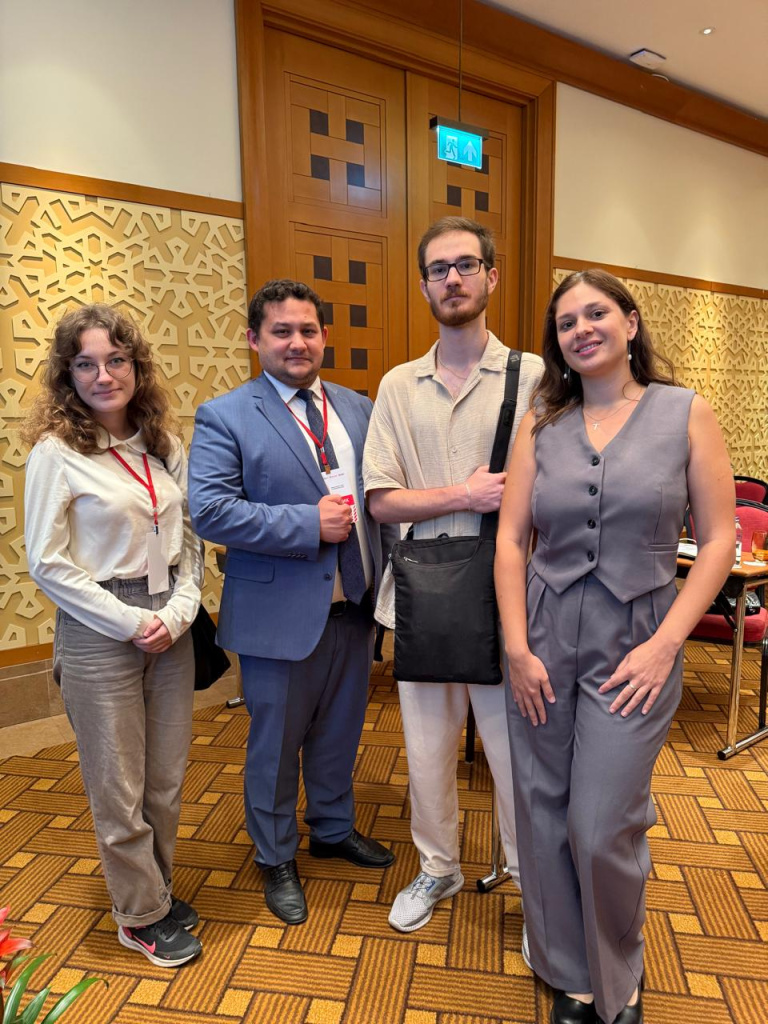 Представители молодёжного крыла Русского центра г Стамбула и третий секретарь генерального консульства РФ в Стамбуле Андрианов А. В.