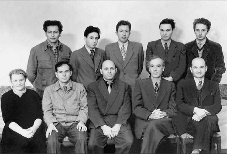 Теоретический отдел ИФП АН СССР в 1956 г. Стоят: С. С. Герштейн, Л. П. Питаевский, Л. А. Вайнштейн, Р. Г. Архипов, И. Е. Дзялошинский. Сидят: Л. А. Прозорова (единственный физик-экспериментатор на этой фотографии), А. А. Абрикосов, И. М. Халатников, Л. Д. Ландау, Е. М. Лифшиц. Фото: Элементы###https://elementy.ru/nauchno-populyarnaya_biblioteka/430545