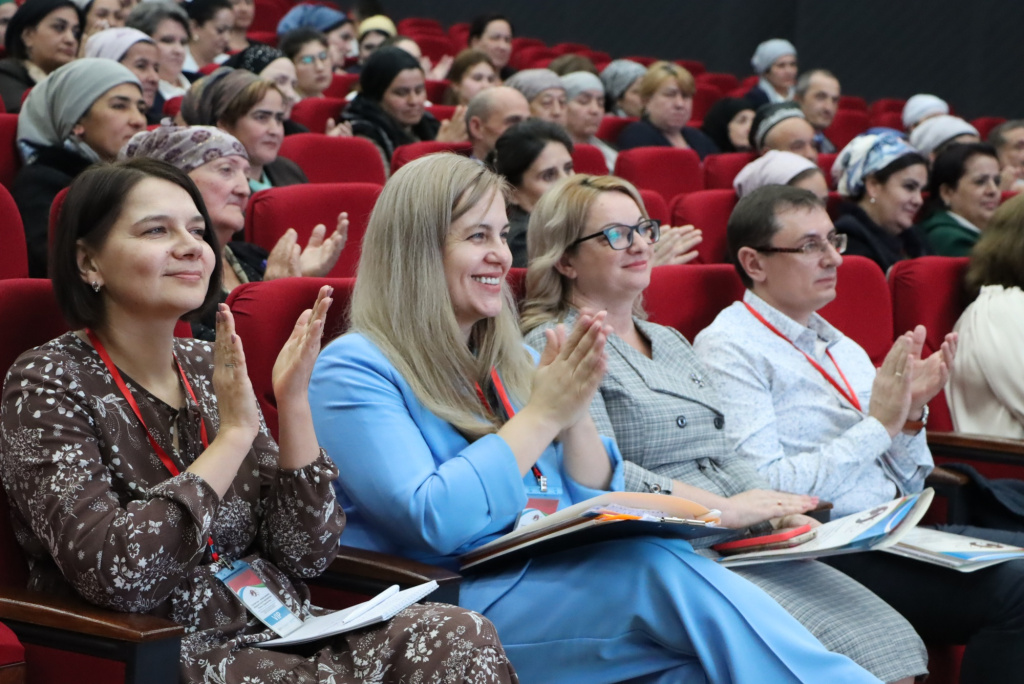 Фото: пресс-служба АлтГПУ / edu.gov.ru (CC BY 4.0)###https://edu.gov.ru/press/6831/bolee-300-prepodavateley-russkogo-yazyka-i-predmetov-na-russkom-yazyke-sobralis-v-dushanbe-na-mezhdunarodnom-forume Фото: пресс-служба АлтГПУ / edu.gov.ru (CC BY 4.0)###https://edu.gov.ru/press/6831/bolee-300-prepodavateley-russkogo-yazyka-i-predmetov-na-russkom-yazyke-sobralis-v-dushanbe-na-mezhdunarodnom-forume