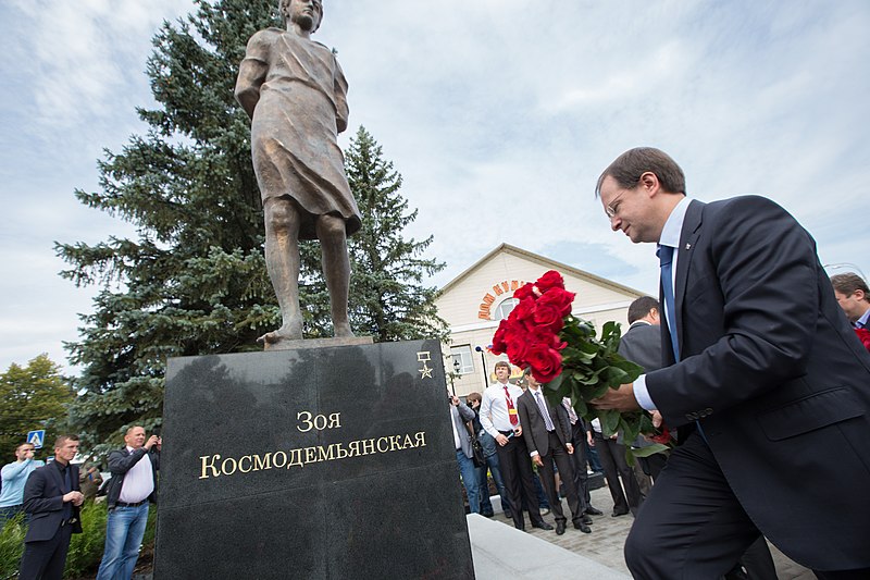 Фото: ЛунныйМальчик / commons.wikimedia.org (CC BY-SA 4.0)###https://commons.wikimedia.org/wiki/File:%D0%92%D0%BB%D0%B0%D0%B4%D0%B8%D0%BC%D0%B8%D1%80_%D0%9C%D0%B5%D0%B4%D0%B8%D0%BD%D1%81%D0%BA%D0%B8%D0%B9_%D0%BD%D0%B0_%D0%BE%D1%82%D0%BA%D1%80%D1%8B%D1%82%D0%B8%D0%B8_%D0%BF%D0%B0%D0%BC%D1%8F%D1%82%D0%BD%D0%B8%D0%BA%D0%B0_%D0%97%D0%BE%D0%B5_%D0%9A%D0%BE%D1%81%D0%BC%D0%BE%D0%B4%D0%B5%D0%BC%D1%8C%D1%8F%D0%BD%D1%81%D0%BA%D0%BE%D0%B9.jpg Фото: ЛунныйМальчик / commons.wikimedia.org (CC BY-SA 4.0)###https://commons.wikimedia.org/wiki/File:%D0%92%D0%BB%D0%B0%D0%B4%D0%B8%D0%BC%D0%B8%D1%80_%D0%9C%D0%B5%D0%B4%D0%B8%D0%BD%D1%81%D0%BA%D0%B8%D0%B9_%D0%BD%D0%B0_%D0%BE%D1%82%D0%BA%D1%80%D1%8B%D1%82%D0%B8%D0%B8_%D0%BF%D0%B0%D0%BC%D1%8F%D1%82%D0%BD%D0%B8%D0%BA%D0%B0_%D0%97%D0%BE%D0%B5_%D0%9A%D0%BE%D1%81%D0%BC%D0%BE%D0%B4%D0%B5%D0%BC%D1%8C%D1%8F%D0%BD%D1%81%D0%BA%D0%BE%D0%B9.jpg