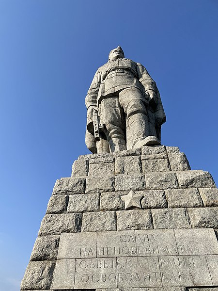 Представители 17 стран выступили в защиту памятника «Алёша» в Болгарии