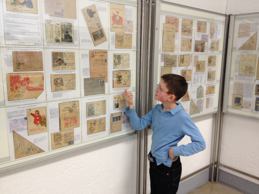 Кирилл Левандовский (10 лет), впервые участвующий в европейской филателистической выставке, рядом со своим экспонатом «Война 1941-1945 гг. глазами детей»