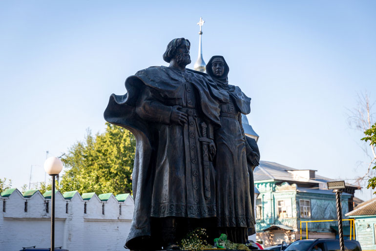 Памятник Петру и Февронии в Муроме. Фото: densemyi.ru###https://densemyi.ru/assets/gallery/39/1121.jpg