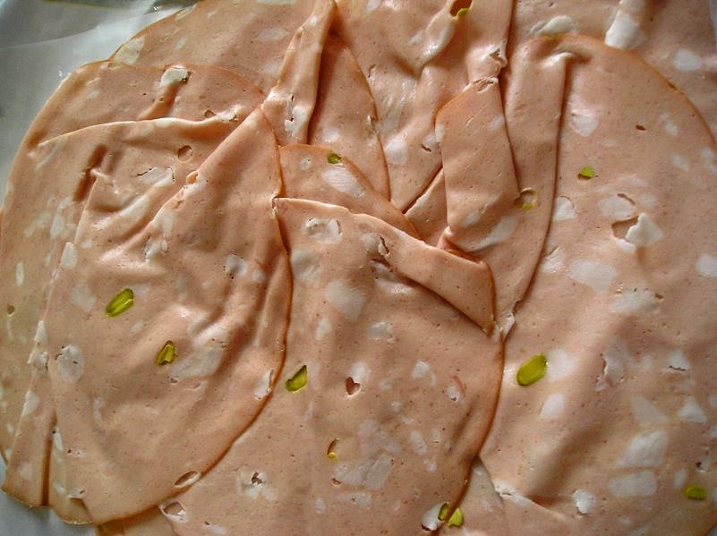 Мортаделла с фисташками. Фото: wikipedia.org###https://en.wikipedia.org/wiki/Mortadella