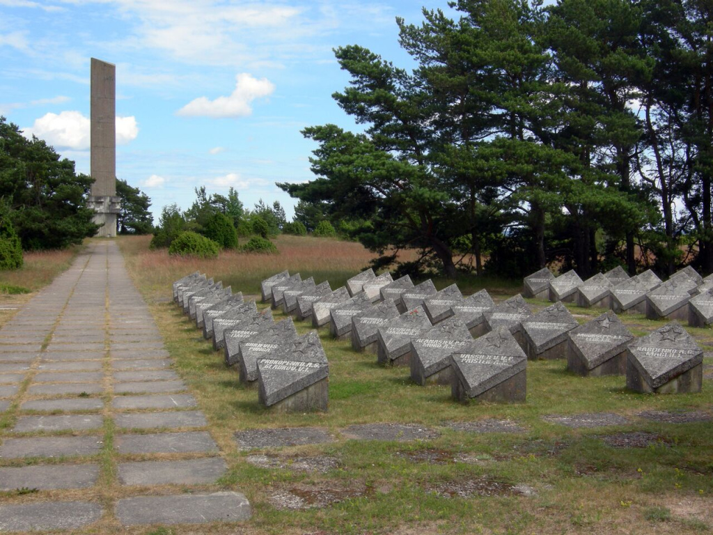 На эстонском острове Сааремаа сносят надгробия красноармейцев