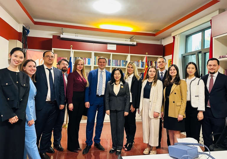 Делегация молодых российских дипломатов посетила Русский центр в Пекине
