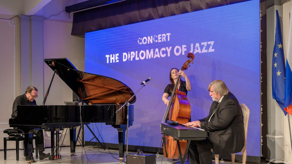 Концерт в Русском доме в Брюсселе. Исполнители: Даниил Крамер, Дарья Чернакова, Валерий Гроховский