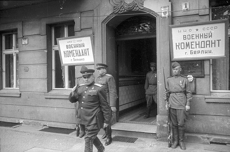 Военный комендант Берлина Николай Берзарин, фото Евгения Халдея / ru.wikipedia.org (Общественное достояние)###https://ru.wikipedia.org/wiki/%D0%91%D0%B5%D1%80%D0%B7%D0%B0%D1%80%D0%B8%D0%BD,_%D0%9D%D0%B8%D0%BA%D0%BE%D0%BB%D0%B0%D0%B9_%D0%AD%D1%80%D0%B0%D1%81%D1%82%D0%BE%D0%B2%D0%B8%D1%87#/media/%D0%A4%D0%B0%D0%B9%D0%BB:%D0%A4%D0%BE%D1%82%D0%BE_%22%D0%92%D0%BE%D0%B5%D0%BD%D0%BD%D1%8B%D0%B9_%D0%BA%D0%BE%D0%BC%D0%B5%D0%BD%D0%B4%D0%B0%D0%BD%D1%82_%D0%91%D0%B5%D1%80%D0%BB%D0%B8%D0%BD%D0%B0_%D0%9D%D0%B8%D0%BA%D0%BE%D0%BB%D0%B0%D0%B9_%D0%91%D0%B5%D1%80%D0%B7%D0%B0%D1%80%D0%B8%D0%BD%22_(184976_7).jpg