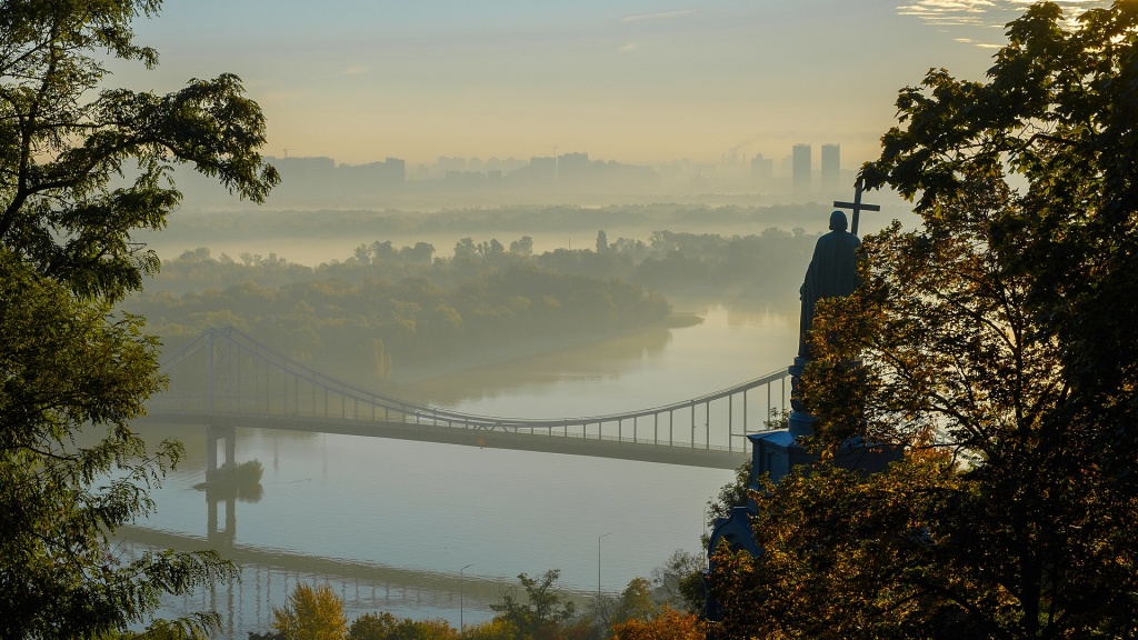 Фото: Alex Arendar / ru.wikipedia.org (CC BY-SA 4.0)###https://ru.wikipedia.org/wiki/Владимирская_горка#/media/Файл:ALAR8588.jpg