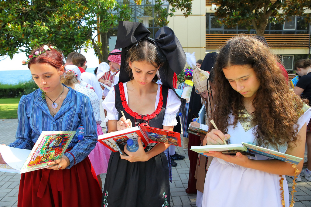 Фото: пресс-служба Минпросвещения России / edu.gov.ru (CC BY 4.0)###https://edu.gov.ru/press/7320/v-arteke-deti-iz-44-stran-obmenyalis-knigami-o-druzhbe-na-raznyh-yazykah/ Фото: пресс-служба Минпросвещения России / edu.gov.ru (CC BY 4.0)###https://edu.gov.ru/press/7320/v-arteke-deti-iz-44-stran-obmenyalis-knigami-o-druzhbe-na-raznyh-yazykah/
